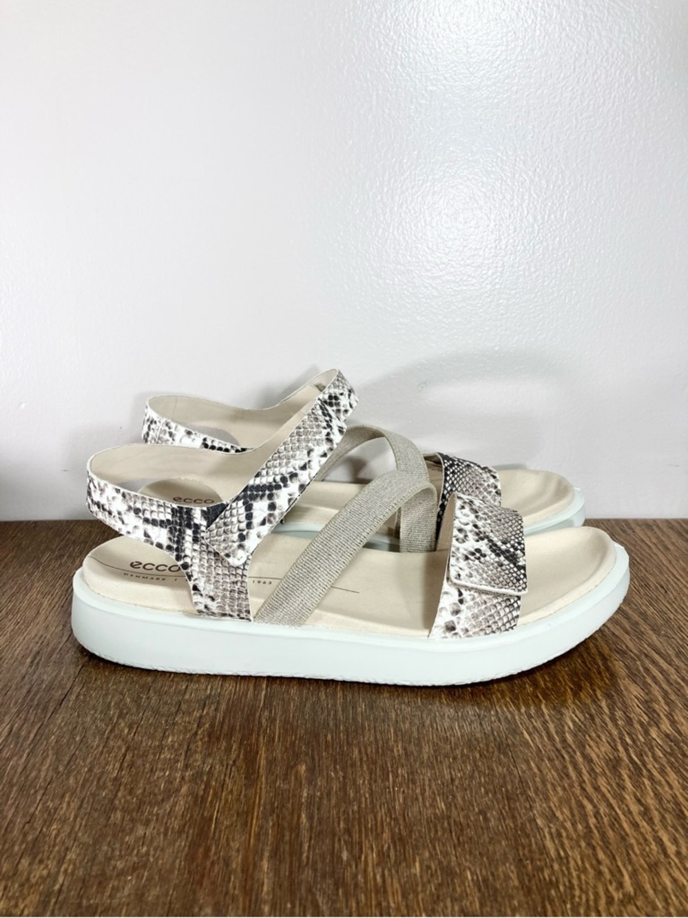 New Ecco Flowt 2 Strap Sandal Women’s Size 10-10.5 White/Python